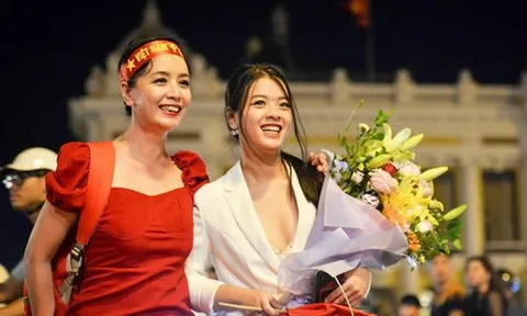 Con gái út NSƯT Chiều Xuân đẹp hút mắt ở tuổi 16